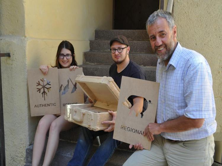 Bolzano: intaglio legno rivive in valigia portata da studenti al Touriseum