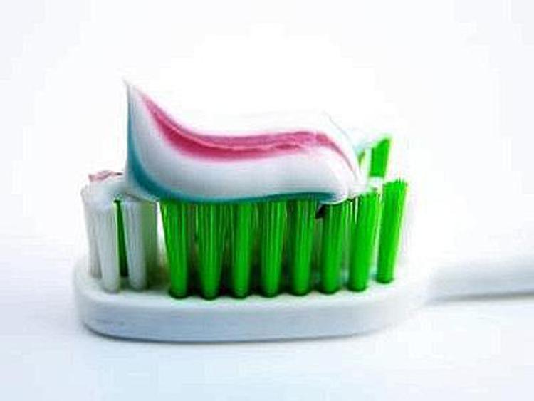 Salute: come ci si deve lavare denti? Troppa confusione anche da esperti