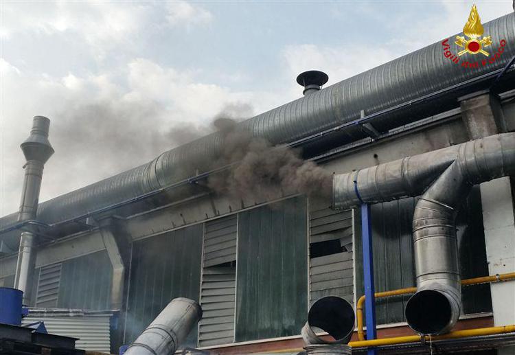 Torino: fiamme in azienda di verniciatura, in corso operazioni di spegnimento