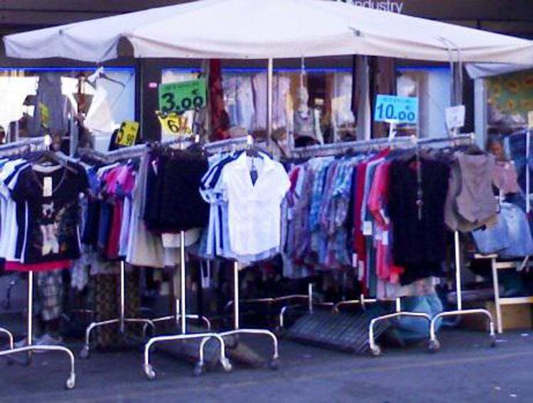 Perugia: controlli su commercio abusivo, multati 7 venditori ambulanti