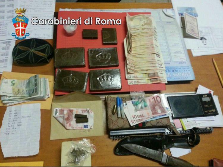 Roma: Centocelle, trovati in casa con 600 grammi di droga, 3 arresti