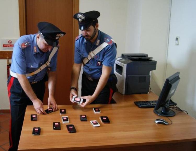 Napoli: trovato cellulari rubati, denunciato