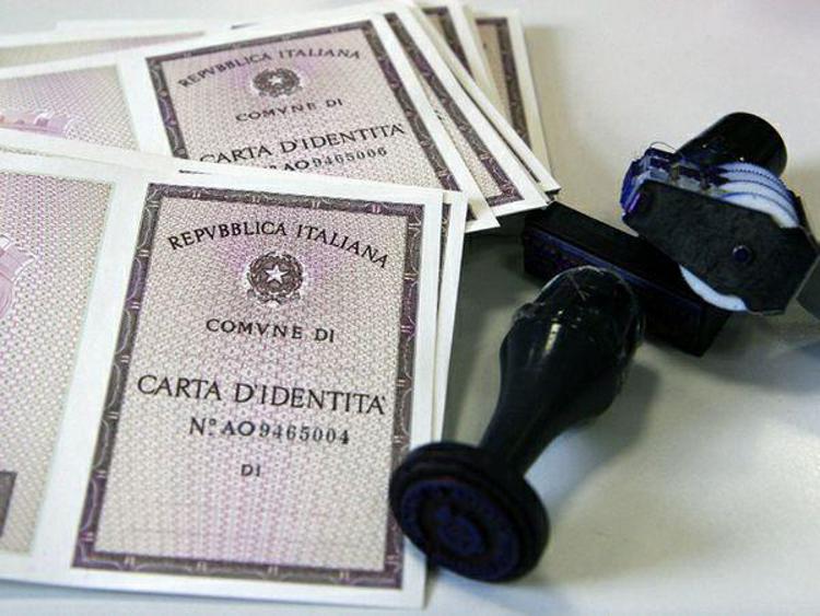 Torino: ruba carte d'identita' in bianco da anagrafe Levone, arrestato