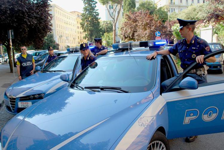 Tenta di rapire bimba di due anni a Roma: uomo bloccato dai passanti e arrestato