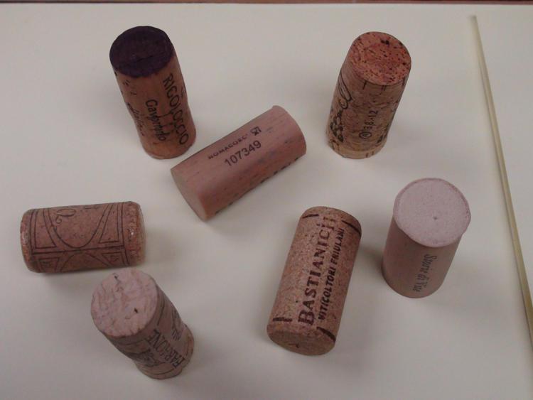 Vino: brevetto made in Italy per tappo di sughero senza collanti