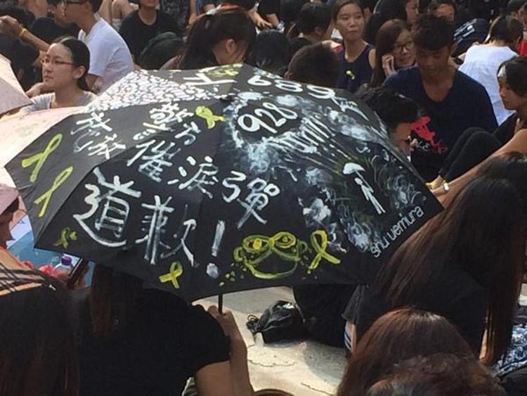 Hong Kong, scontri tra studenti e residenti che chiedono la fine delle proteste