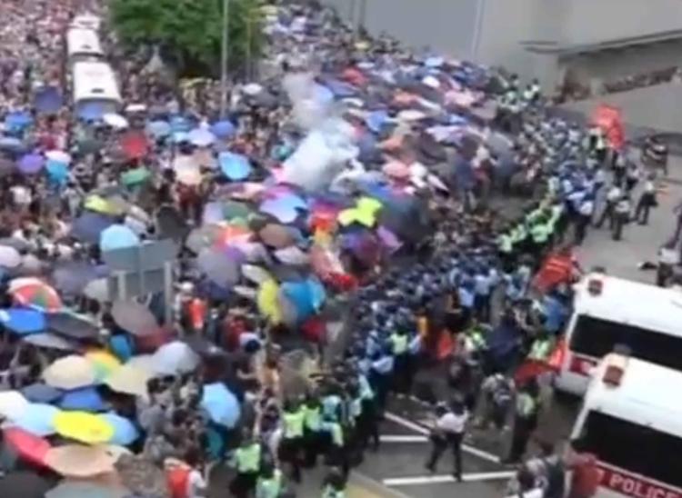 Cina: leader proteste, via Leung altrimenti occupiamo sede governo