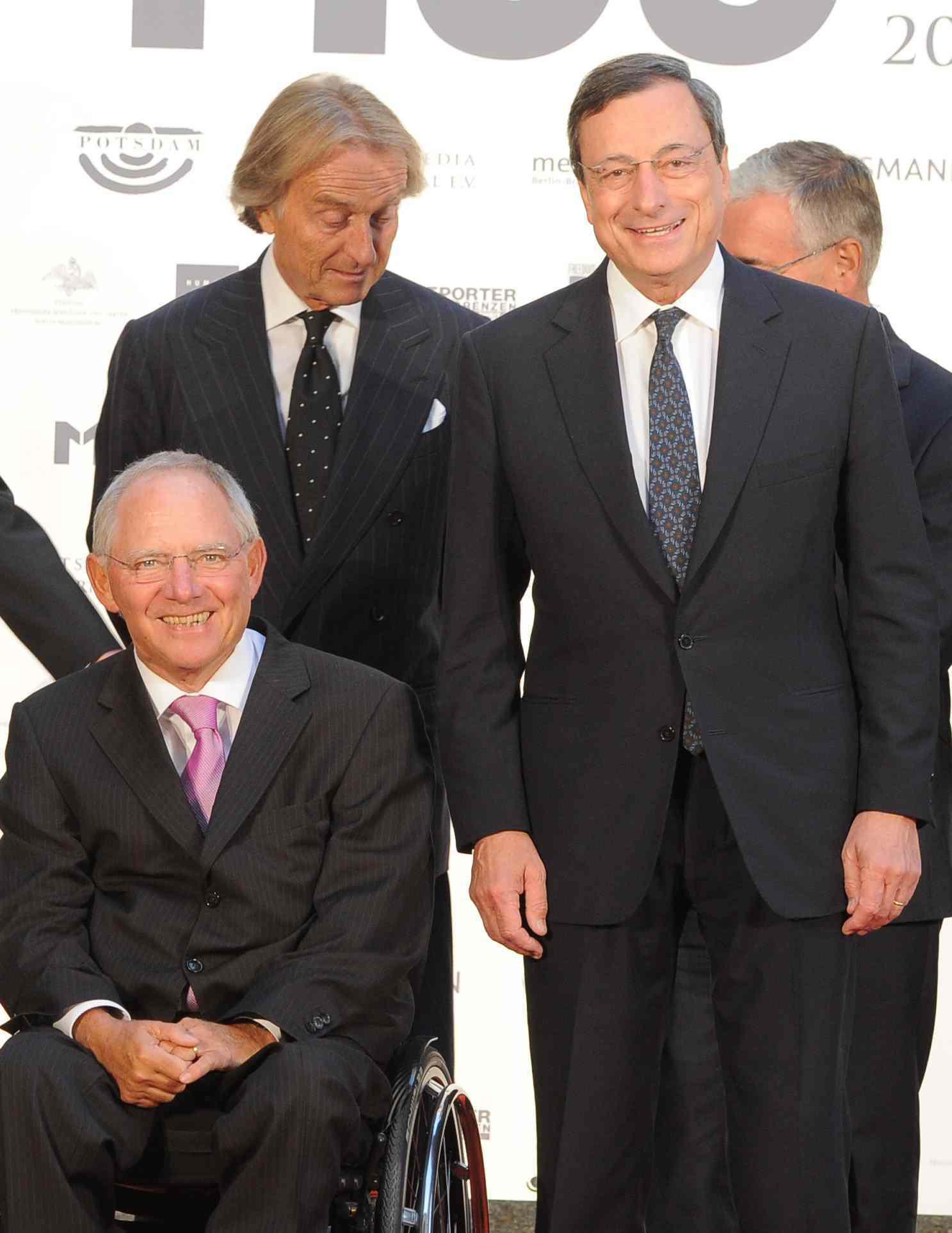 Con Mario Draghi e Wolfgang Schaeuble (2012 - Foto Infophoto)