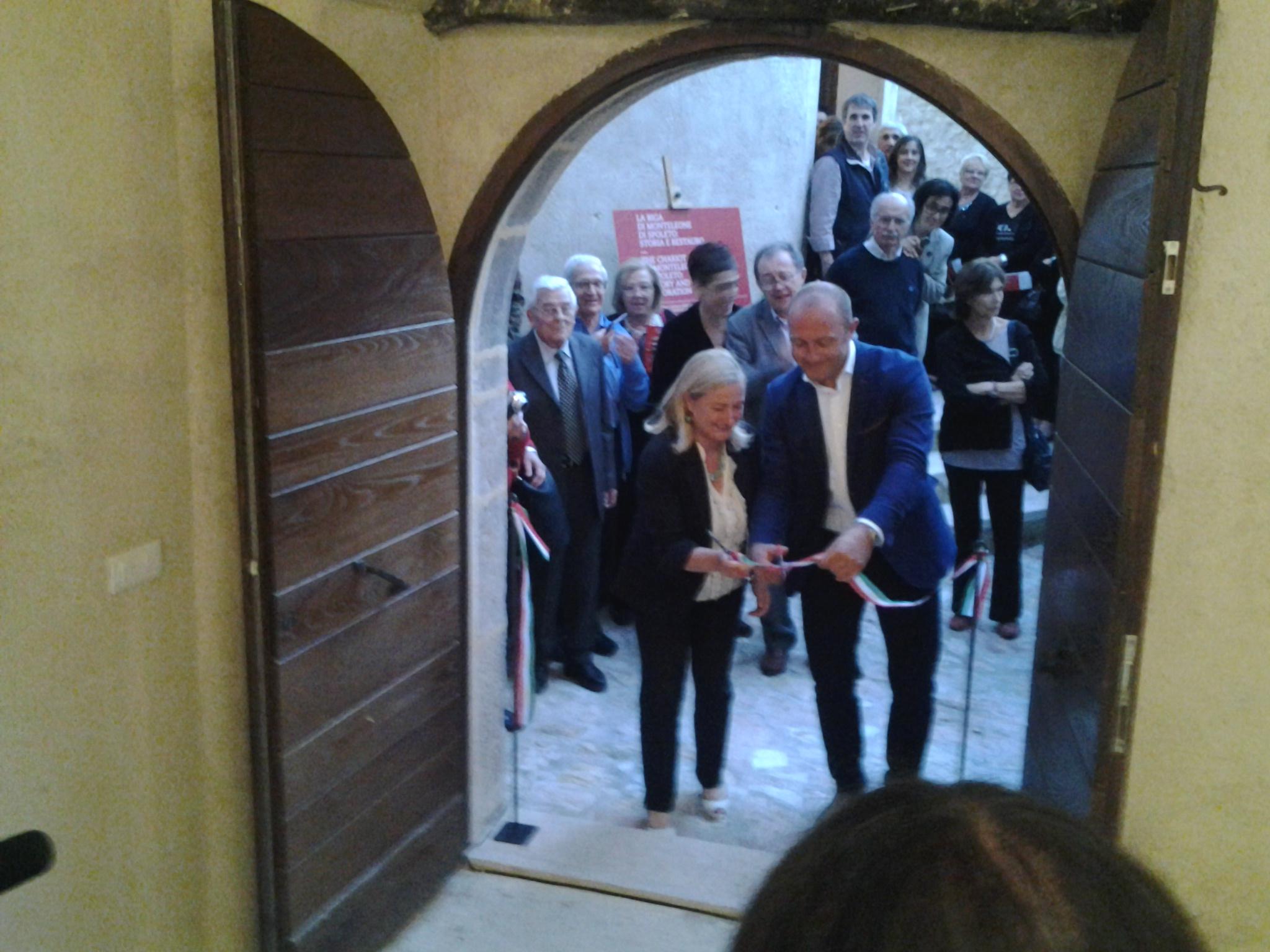 Il taglio del nastro della mostra con il sindaco di Monteleone, Marisa Angelini, e il primo cittadino di Sellano, Attilio Gubbiotti