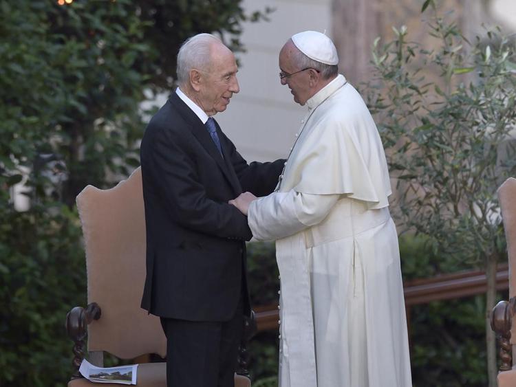  Shimon Peres e Papa Francesco nell'incontro di giugno per la preghiera congiunta in Vaticano (Infophoto)