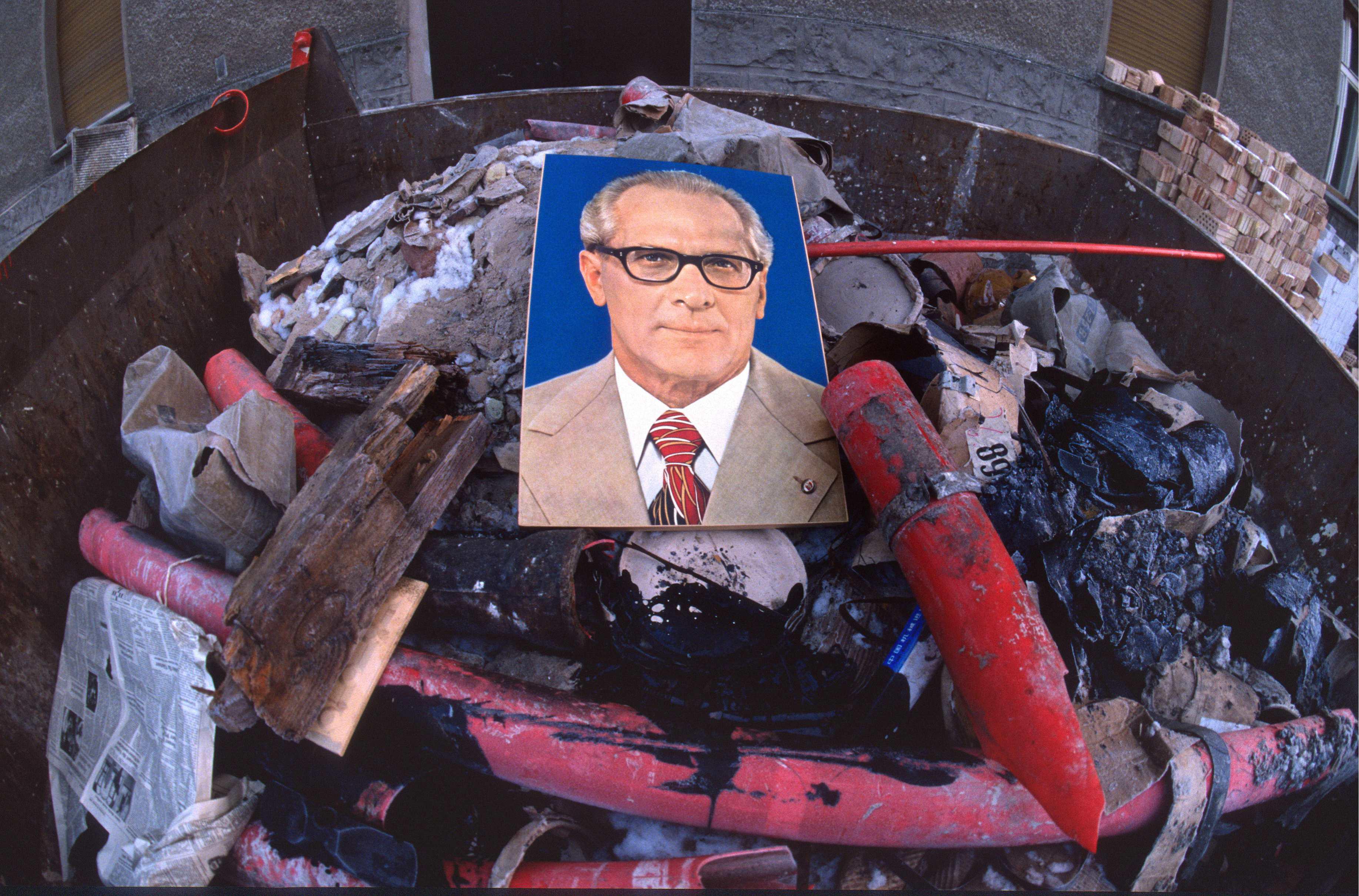 Il poster di Erich Honecker, leader della RDT, buttato tra i rifiuti (foto Manfred Vollmer/Das/Infophoto)