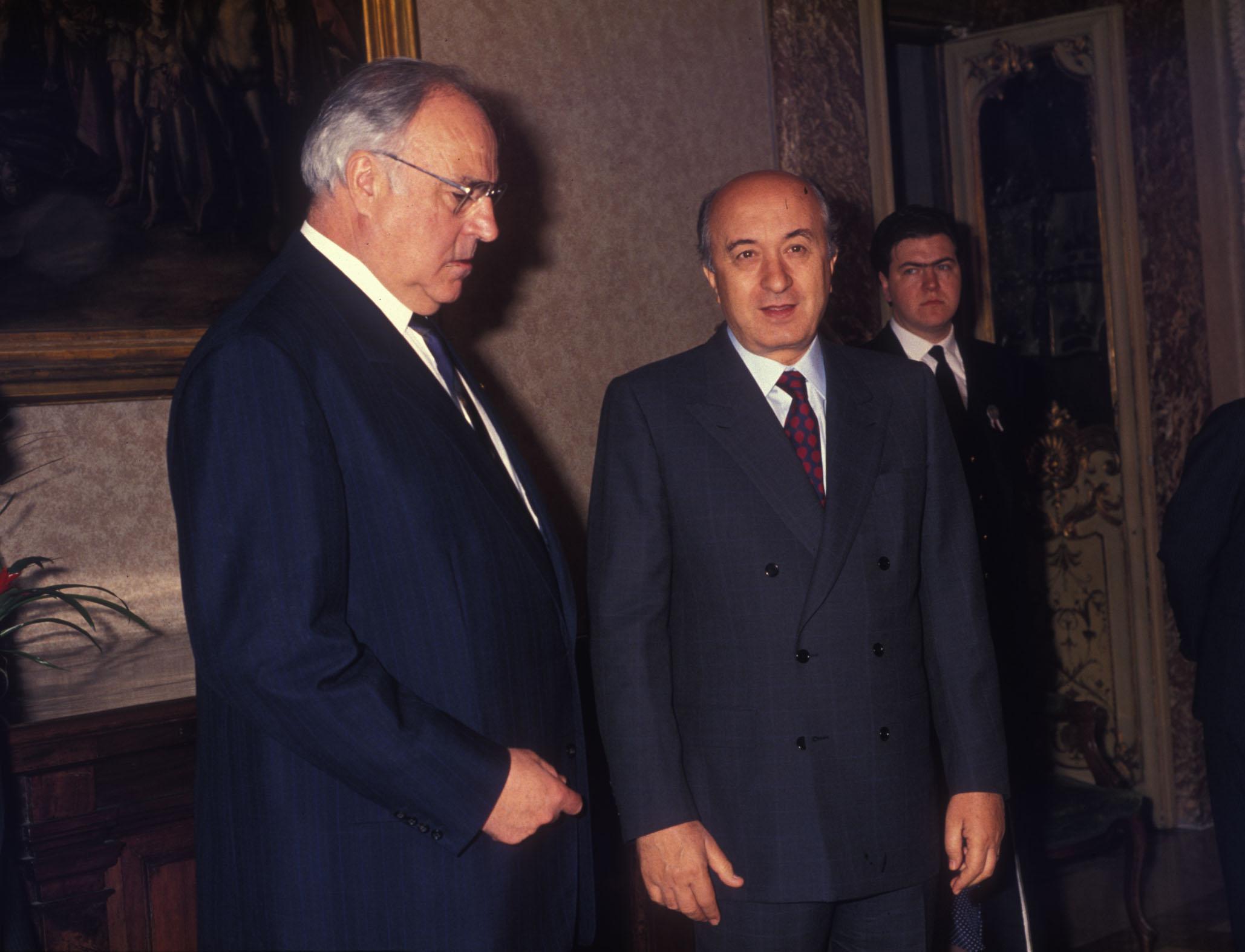 Il Cancelliere tedesco Helmut Kohl, che ha guidato la difficile fase di riunificazione, con il presidente del Consiglio italiano Ciriaco De Mita - 1989 (foto Adnkronos)