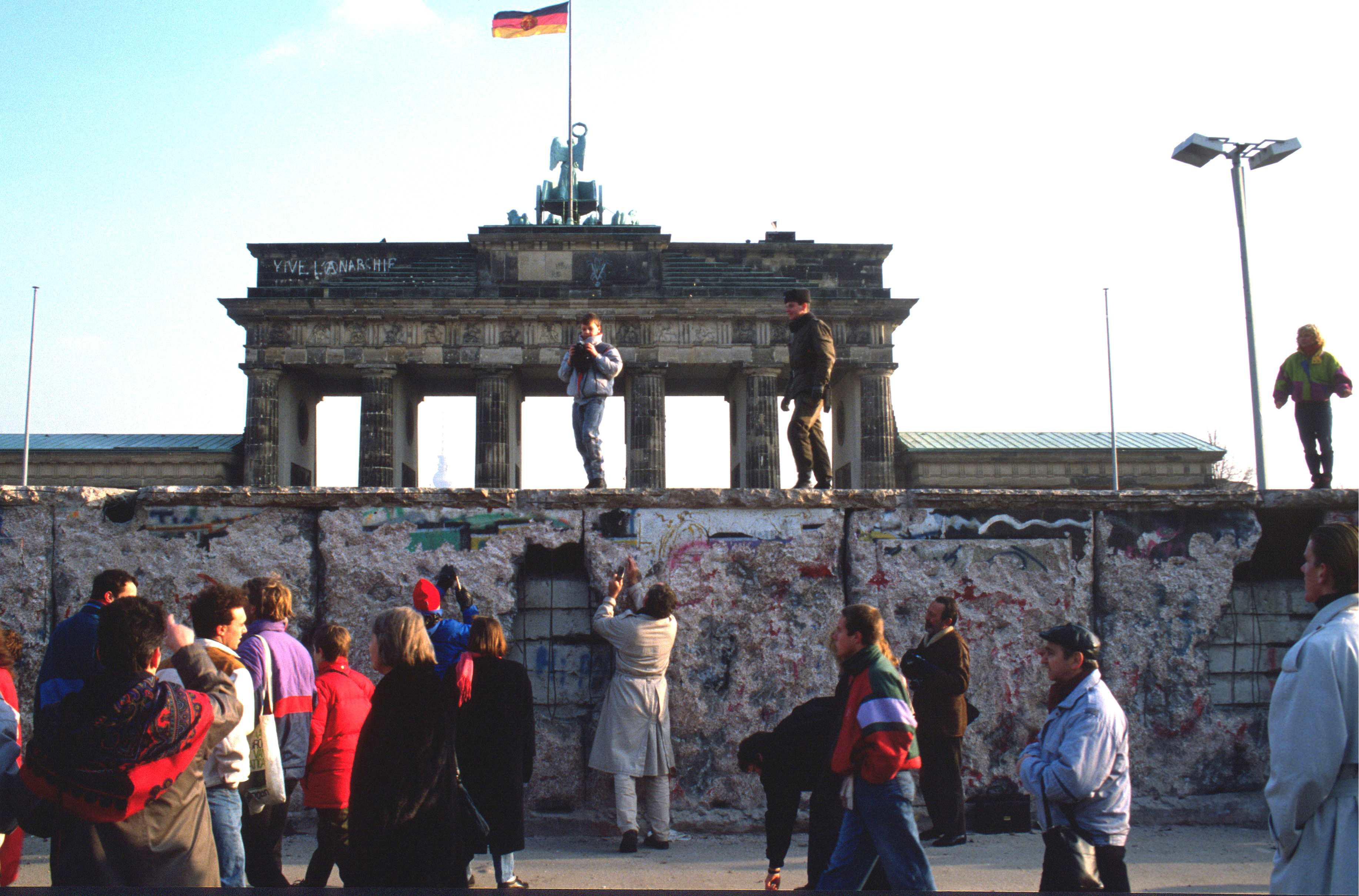 Il 9 novembre del 1990, giorno in cui vengono aperti i checkpoint, è la data simbolo della caduta del muro di Berlino eretto dal regime comunista della Germania Est. La barriera ha diviso la città per 28 anni (1961-1989). L’abbattimento ufficiale è iniziato nel giugno del 1990 per concludersi a novembre. Nella foto due mesi dopo la caduta del muro presso la Porta di Brandeburgo (foto Manfred Vollmer/Das/Infophoto)