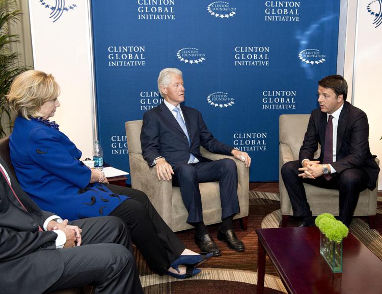 Il Presidente del Consiglio Matteo Renzi incontra l'ex presidente Usa William J. Clinton con l'ex segretario di Stato Hillary Rodham Clinton (foto dal profilo Flickr di Palazzo Chigi)