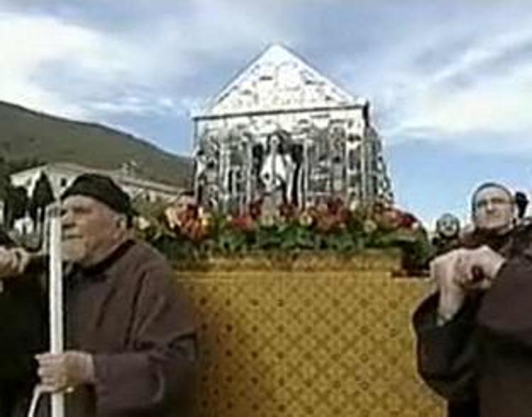 Turismo: boom di quello religioso, centinaia fedeli per reliquie Padre Pio