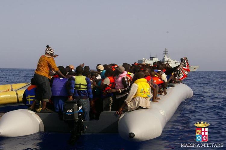 Immigrati, arrivi senza sosta: nelle ultime ore tratti in salvo 590 profughi