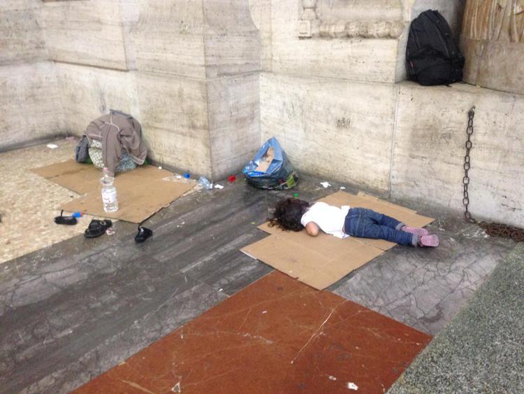 Milano, bambini dormono a terra nella stazione. Sardone(Fi): 