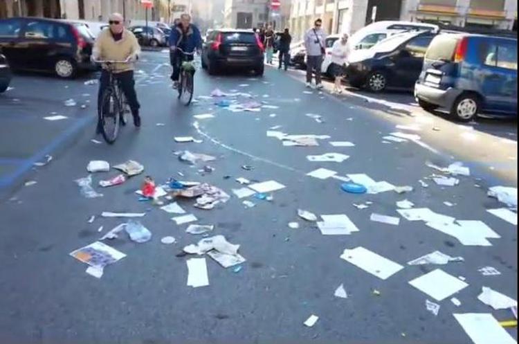 Livorno, spazzini in sciopero contro il sindaco M5S: rifiuti in strada