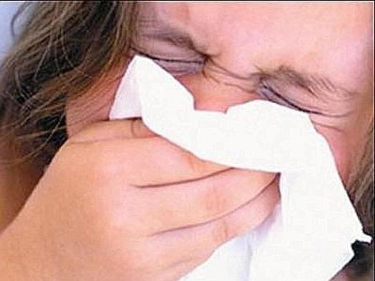 Si soffia il naso con troppa forza, 32enne rischia la cecità