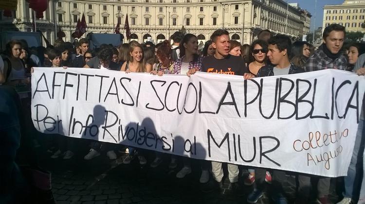 Studenti in piazza contro le riforme di Renzi. 