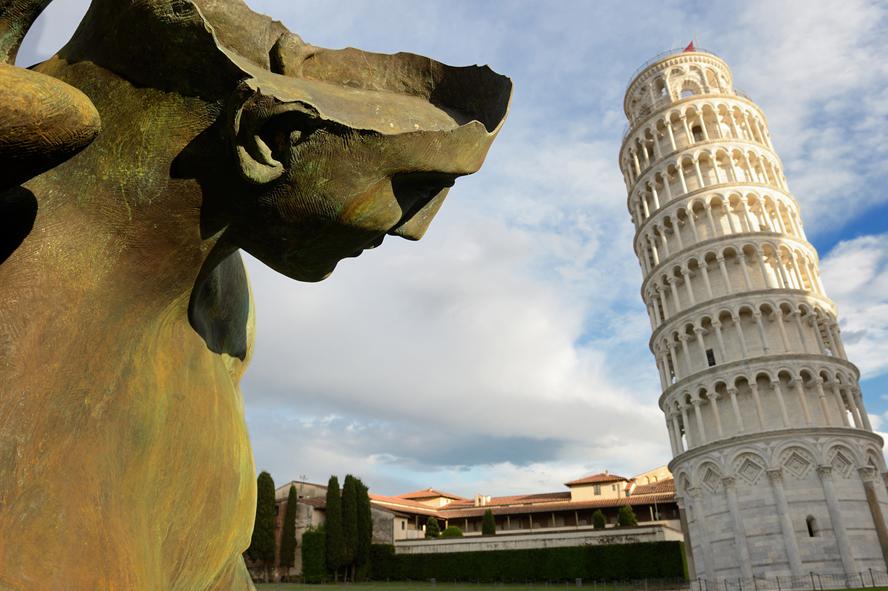 'Icaro caduto' a Piazza de' Miracoli sotto la torre di Pisa
