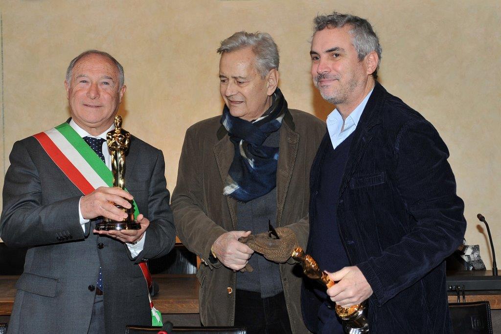 Igor Mitoraj con il sindaco di Pietrasanta Domenico Lombardi e Alfonso Cuaron