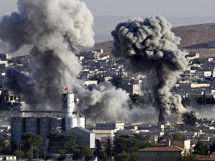 Siria: curdi, ancora 2.000 civili a Kobane, Is ricorre a attentati suicidi