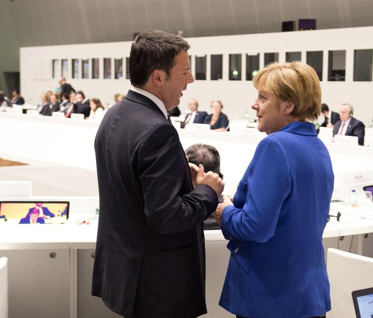 Renzi con Merkel al vertice Ue a Milano (Flickr/Palazzo Chigi)