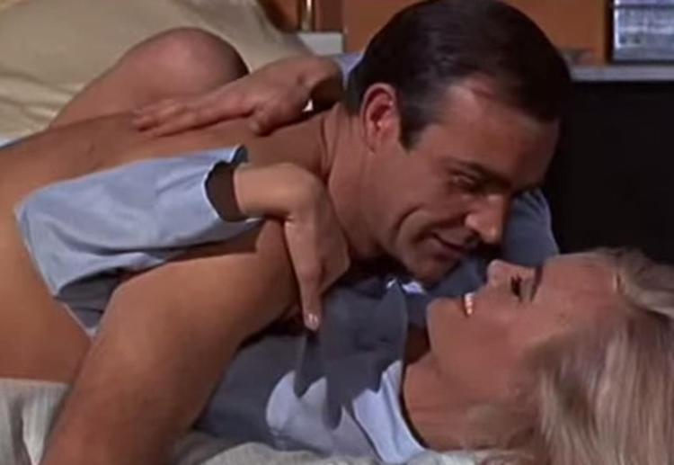 Sean Connery e Jill Masterson (Fermo immagine da 'Agente 007 - Missione Goldfinger', terzo film della serie ufficiale di James Bond)