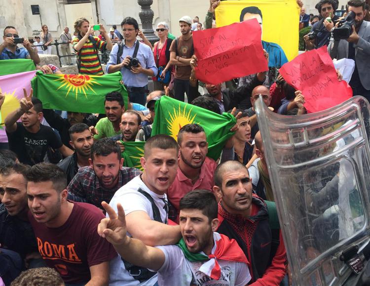 Disordini a Montecitorio, manifestanti curdi tentano irruzione
