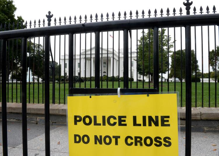 Seconda recinzione di sicurezza installata di fronte la Casa Bianca (Infophoto)