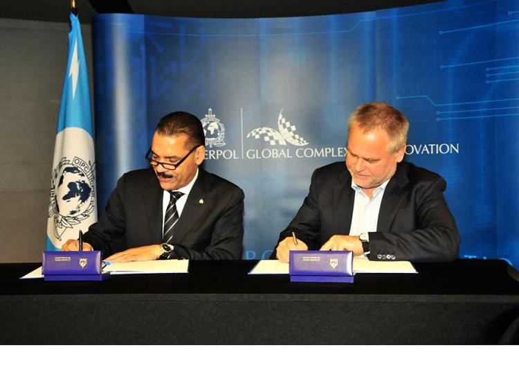 Ronald K. Noble, Secretary General dell'INTERPOL ed Eugene Kaspersky, Chairman e CEO di Kaspersky Lab  , hanno firmato un accordo di cooperazione contro il crimine informatico