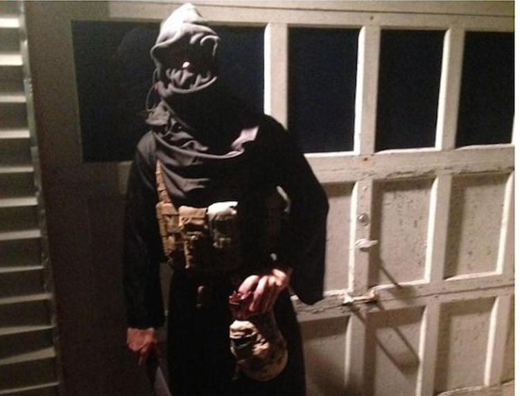 Lo Stato islamico fa paura, sui social media spopolano costumi ispirati a jihadisti per Halloween