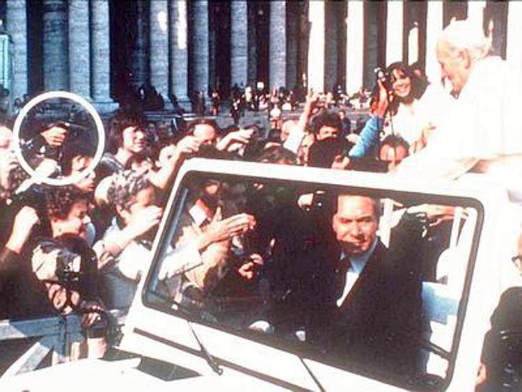 La foto esclusiva di Adnkronos che ha fissato nella storia l'attimo prima dello sparo di Ali Agca contro Giovanni Paolo II 