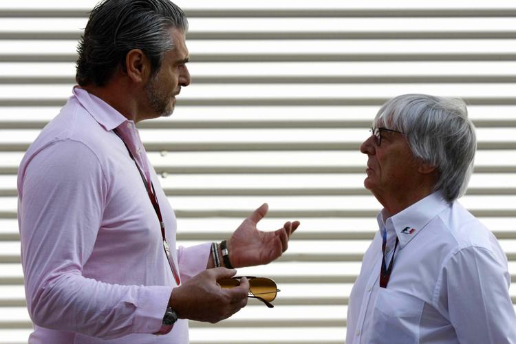 Il team principal della Ferrari, Maurizio Arrivabene, a colloquio con Bernie Ecclestone (Foto Infophoto) - INFOPHOTO