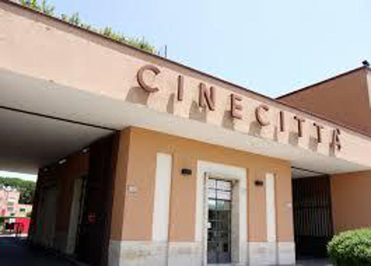 L'ingresso di Cinecittà su via Tuscolana a Roma