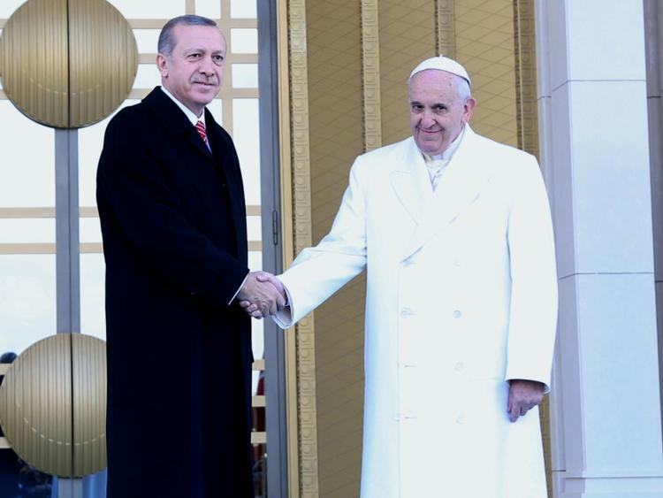 Il premier turco Erdogan con il Papa (Xinhua)