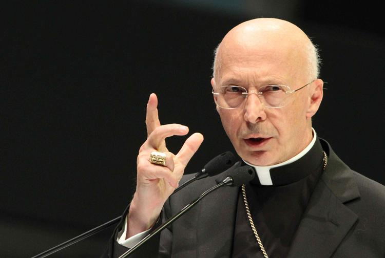 Il cardinale Angelo Bagnasco, presidente della Cei (foto Infophoto)