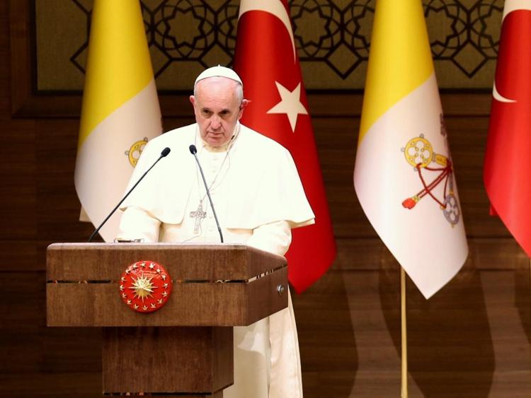 Papa Francesco a Istanbul invoca l'unità dei credenti. Il Patriarca Bartolomeo lo bacia sulla testa