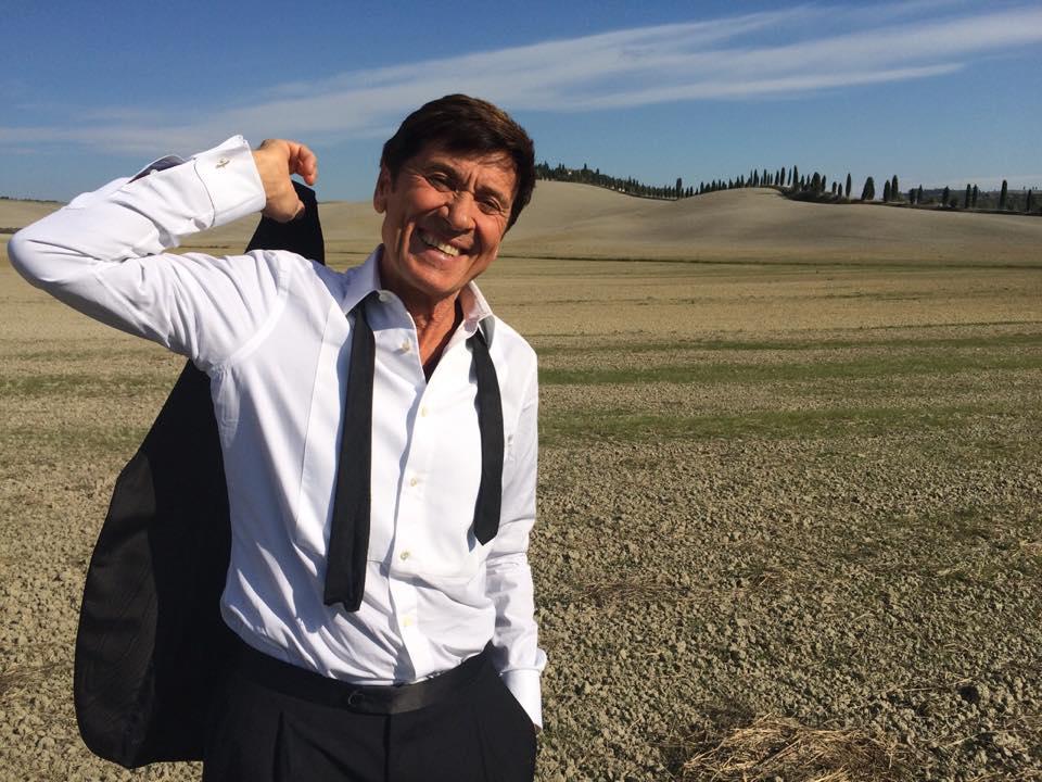 Gianni Morandi nella campagna senese sul set del videoclip del brano 'Io ci sono'