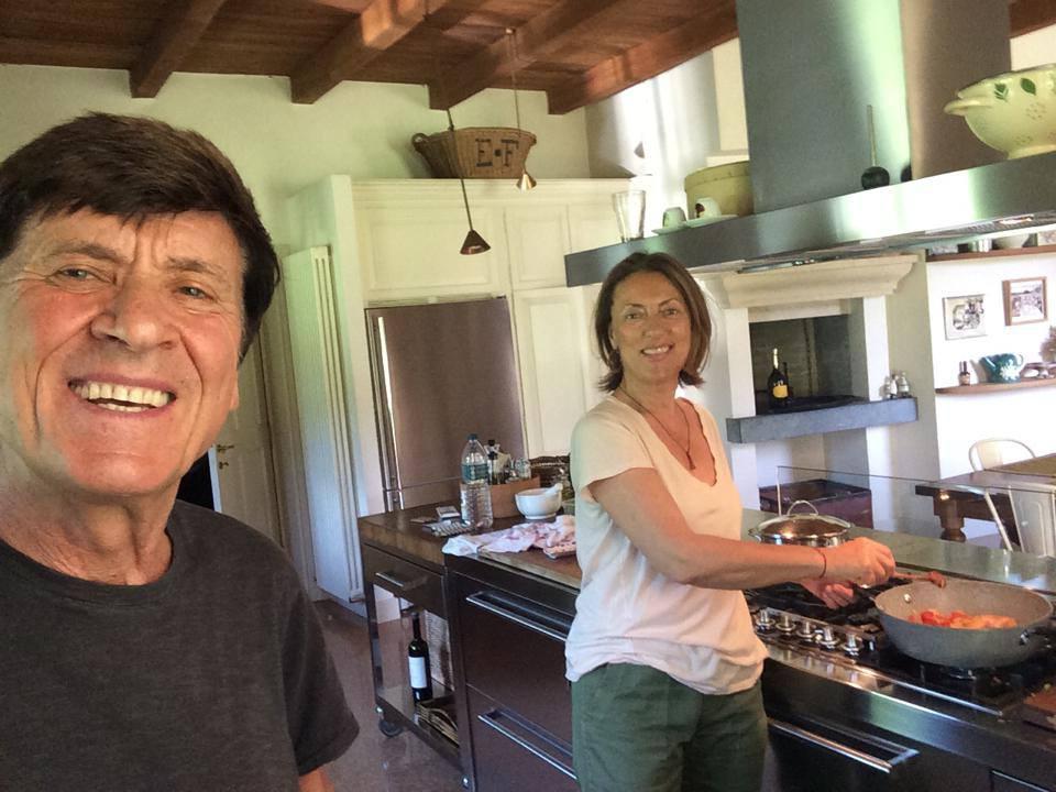 Gianni Morandi in cucina con la moglie Anna