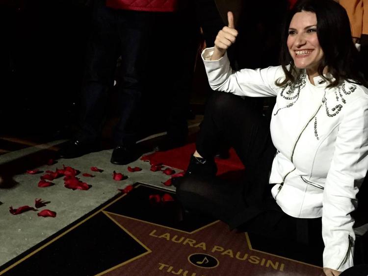 Laura Pausini posa sulla stella a lei dedicata che inaugura il Paseo de la Fama di Tijuana