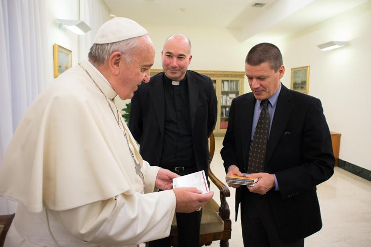 Il direttore della divisione Classica Universal, Gratton, consegna a Papa Francesco la copia di 'Habemus Papam'