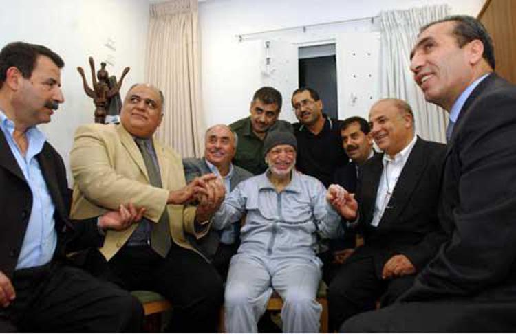 Ramallah, 28 ottobre 2004 Yasser Arafat, gravemente malato, prima di essere trasferito in un ospedale alla periferia di Parigi, dove morirà l'11 novembre.