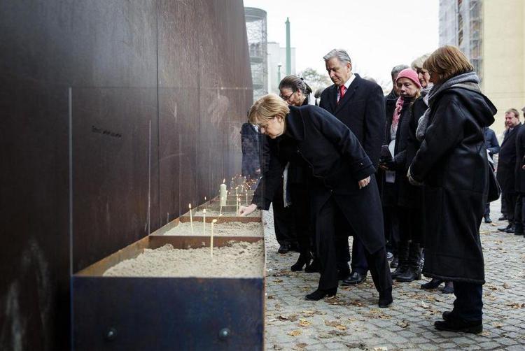 Angela Merkel alla commemorazione dei 25 anni del crollo del Muro di Berlino (la foto postata dal suo portavoce su Twitter)