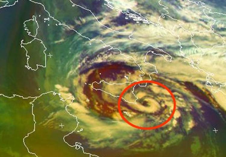 Maltempo, il ciclone sfiora la Sicilia: danni e disagi. Eolie isolate