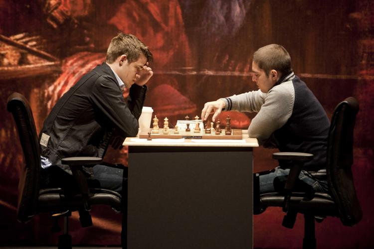 Nella foto a sinistra, il campione mondiale di scacchi, Magnus Carlsen  - (Xinhua)
