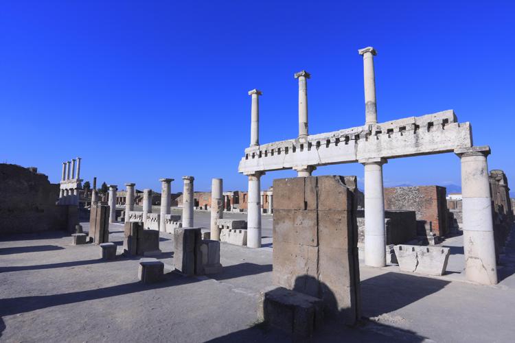 Gli scavi di Pompei deserti (Foto Infophoto)