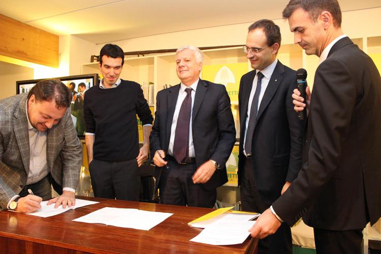 Il momento della firma. Con l'assessore Fava, i ministri Martina e  Galletti e i presidenti Coldiretti e Coldiretti Lombardia 