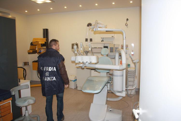 Varese: Gdf scopre e sequestra studio odontoiatrico abusivo